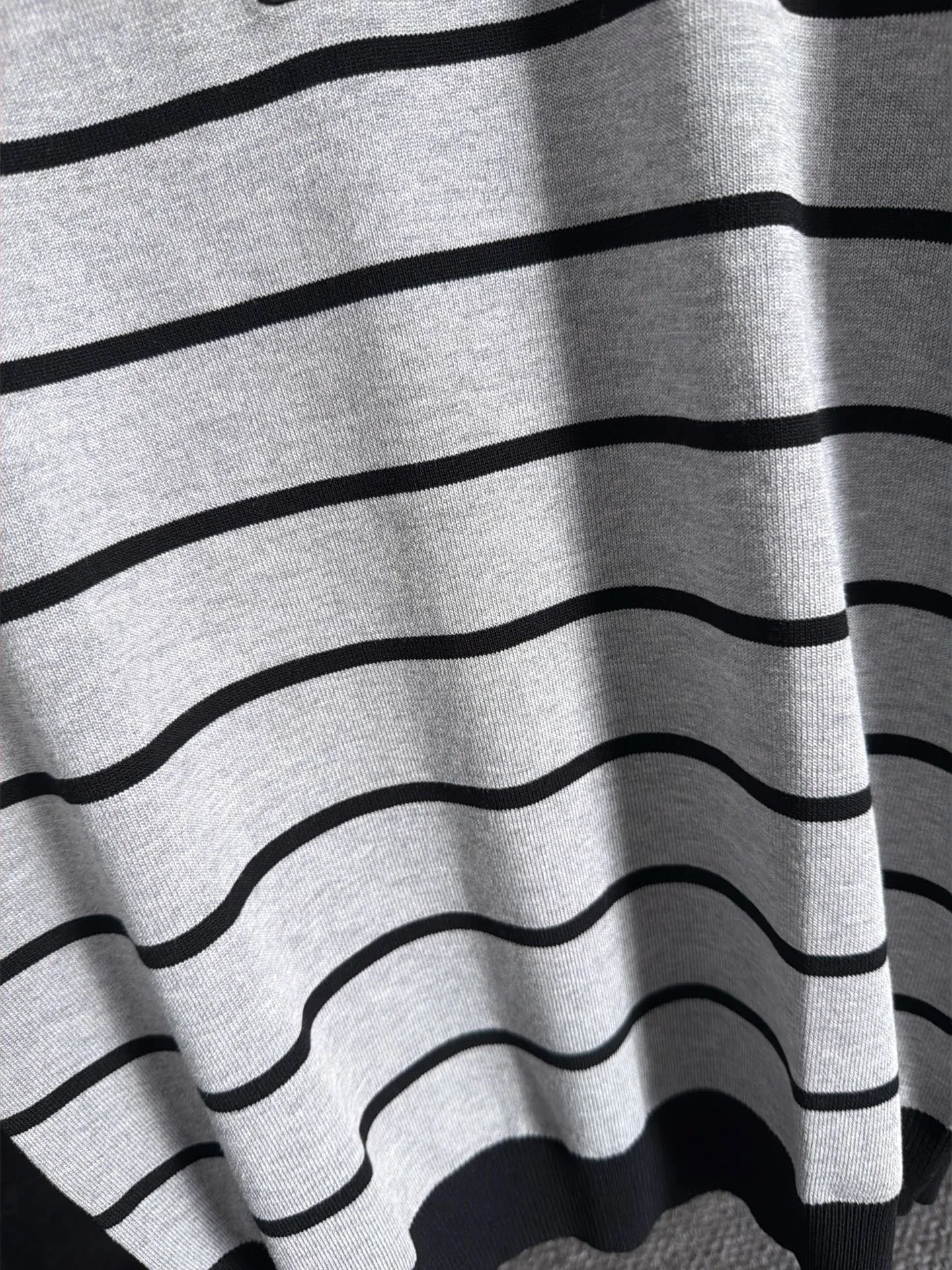 LP high quality Loro Piana 26ss New Arrival men's short-sleeved knitted T-shirt. Made of combed cotton yarn knitted cotton fabric, no pressure when entering and exiting the counter. Exclusive control of raw materials. It feels substantial when weighed, and the upper body is more textured than ordinary T-shirts. This texture can handle the weather easily and is suitable for both hot and cold! Loose fit design, looks noble. The only correct version is available Size: M to 4XL